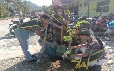 Memperingati Hari Pendidikan Nasional dan Hari Bumi di SMA Negeri 6 Sigi